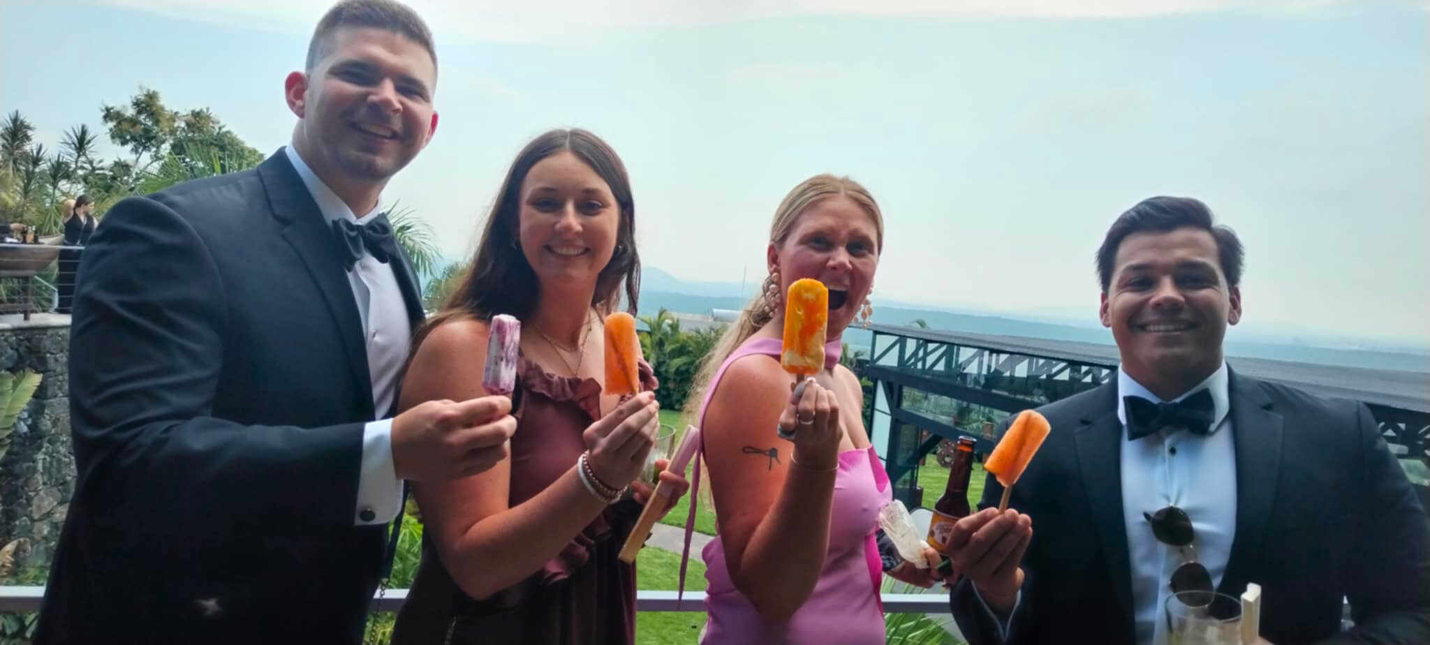 Invitados disfrutando paletas AmorFrío
